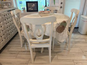 White French Country / French Provincial, con un toque cottage costero.