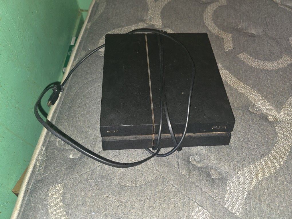 Ps4 With 184 Games On It Pluse 3 Controllers Plus A Duel Controller Charger