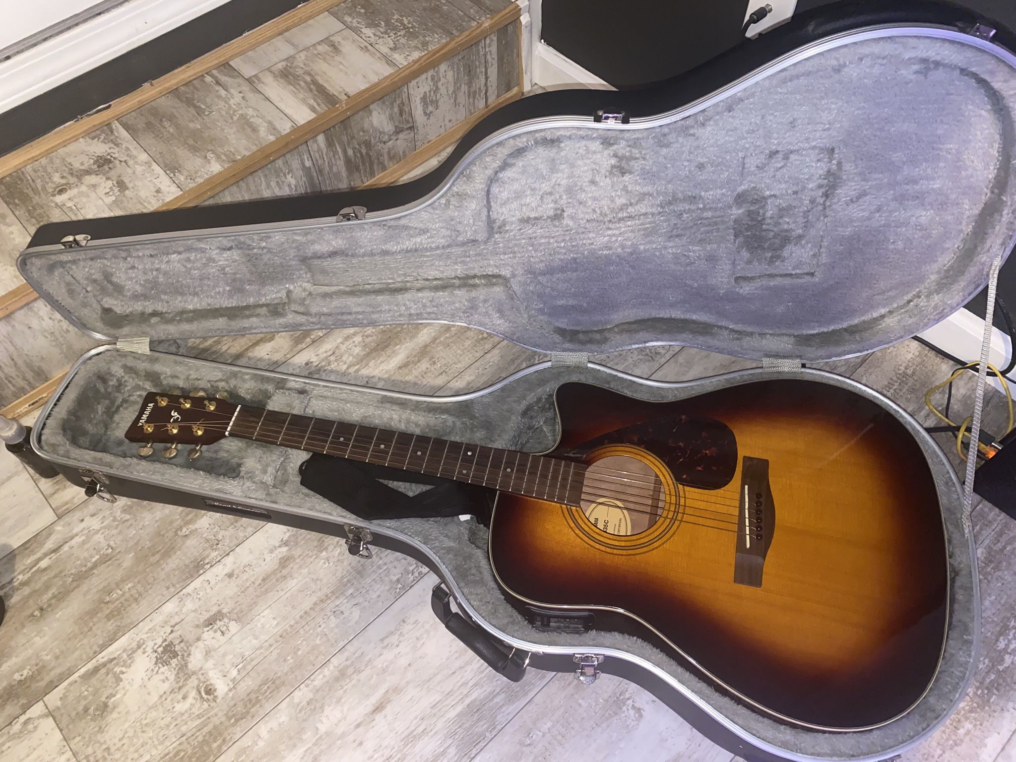 Yamaha guitar + Roadrunner case