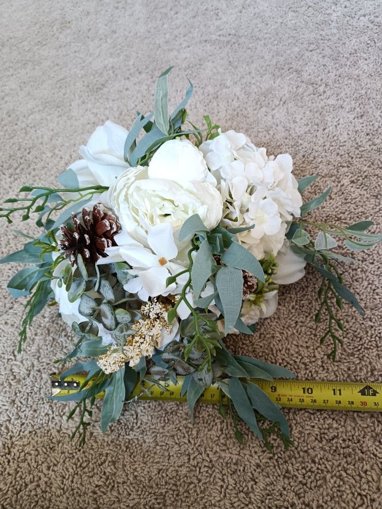 3 Ivory Bridal Bouquets of artificial flowers White
Condition is used twice
$80 for largest bouquet
$30 for 2 smaller bouquets
Measurement of each a