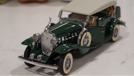 Danbury Mint 1932 Cadillac V‑16 Sport Phaeton Die‑Cast Model With Box & Certificate