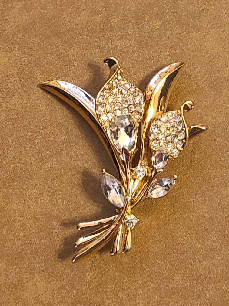 NAPIER Floral Clear Rhinestone Brooch, Gold Tone, Flowers, Leaves, 
Vintage from the 1980s
Length: 2 1/2 Inches; Width: 2 Inches
Materials: Glass, Gol