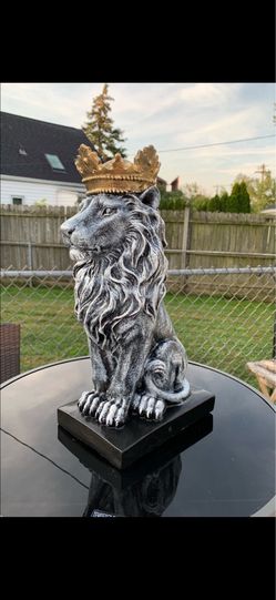 Lion with crown statue