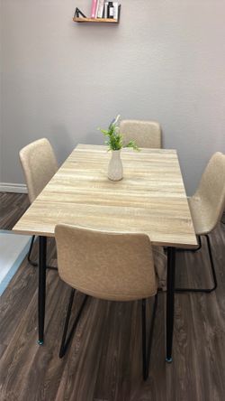 Table perfect for  small family comes with chairs and no damage
