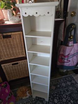 White standing book shelf