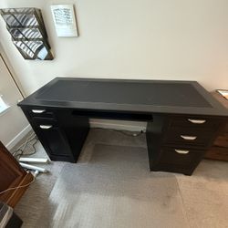 Black Desk