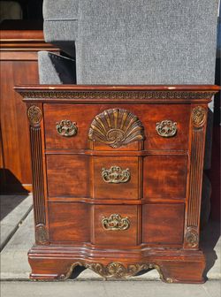 VINTAGE DRESSER / NIGHTSTAND