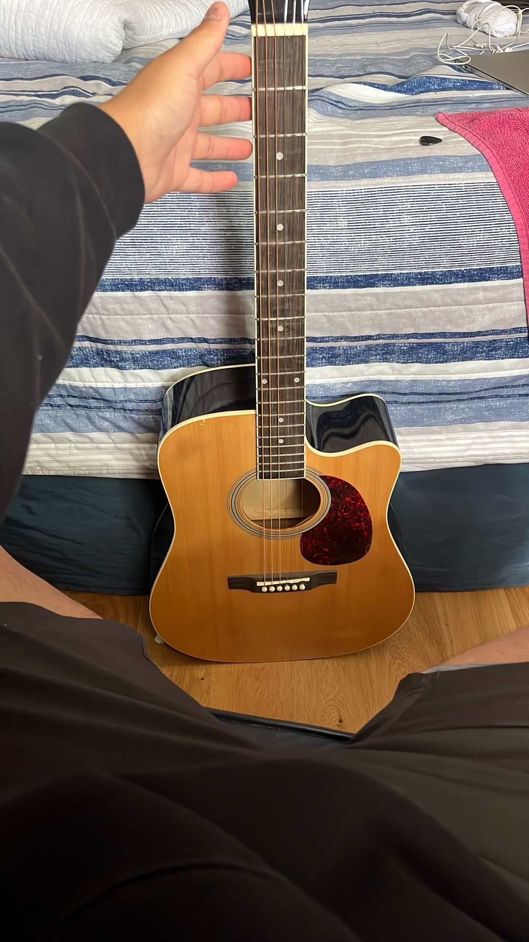 Rouge Acoustic/electric Guitar