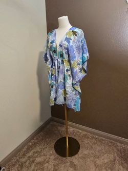 NWT Floral Butterfly Sleeve Tunic - Medium