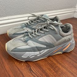 Yeezy Boost 700 9.5