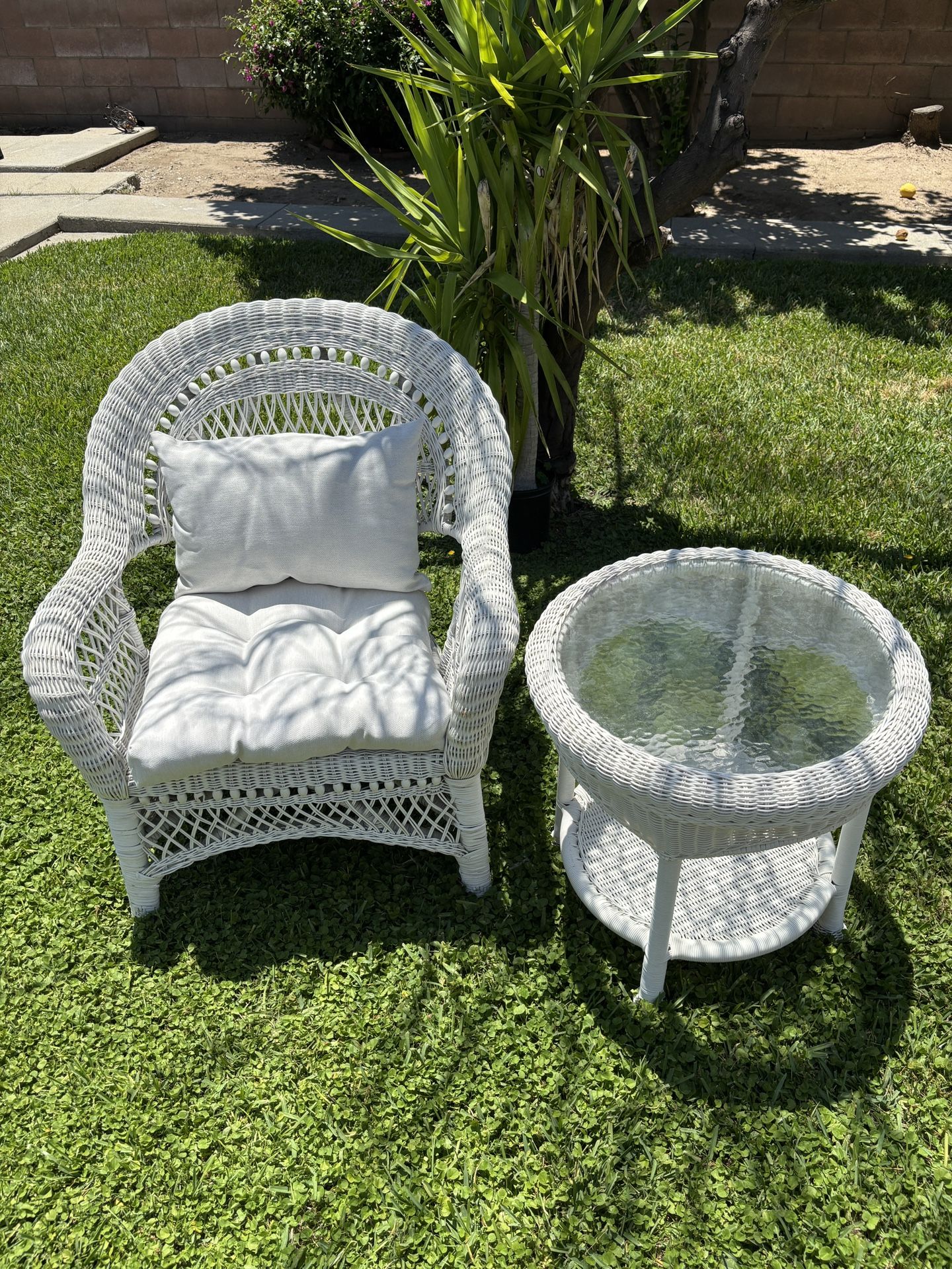White Wicker Chair And Table Set
