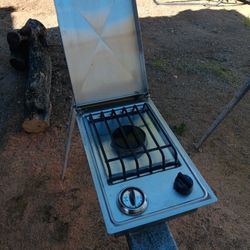 Built-in Side Burner.