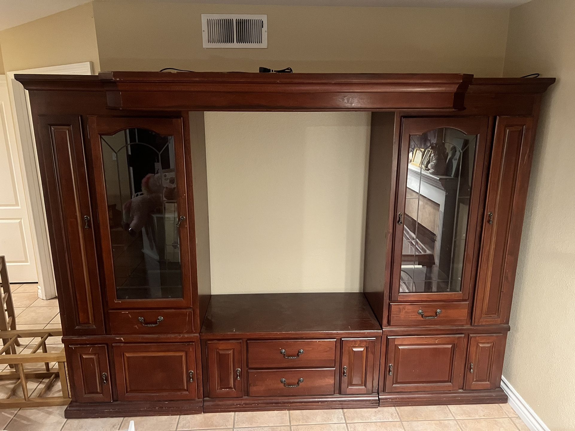 Entertainment Center/Tv Stand