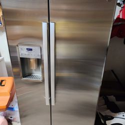 GE refrigerator, SUPER CLEAN fridge. 