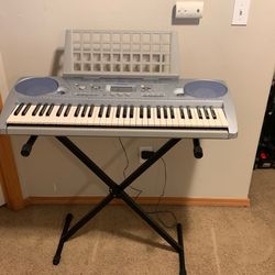 Yamaha Keyboard with Stand and Plug!