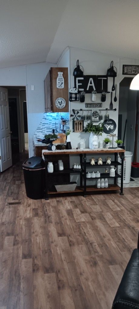 Tons Of Farmhouse Decor, Farmhouse Table, And Ashley Recliner