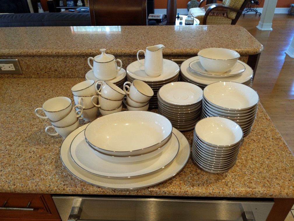 Noritake Ivory China Lorelei Full 12 Piece Setting X 84  Pieces + 8 Service Pieces