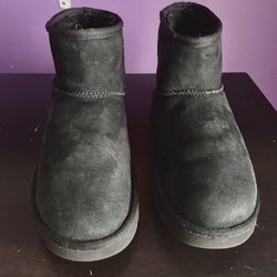 Black Ugg’s Size 6