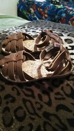 Cute girl sandals 9c from Oshkosh store in new condition pick up in oak cliff