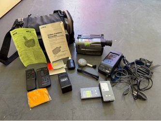 Sony Handycam Vision CCD TRV32 NTSC  30X Digital Zoom Video 8 Package