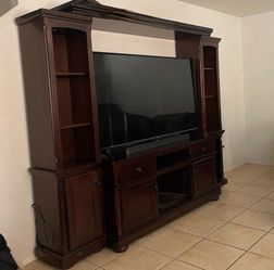 Entertainment center
