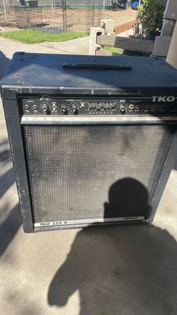 his amplifier is a vintage Peavey TKO 115 S 80-watt bas