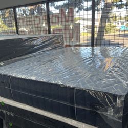 QUEEN SIZE STEARNS & FOSTER ESTATE (EXTRA-FIRM) MATTRESS & BOX SPRING BED SET