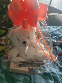 Mono de peluche con cosmeticos polvo facial Mary Kay labial hidratante y delineador liquido solo por hoy 30 dlls