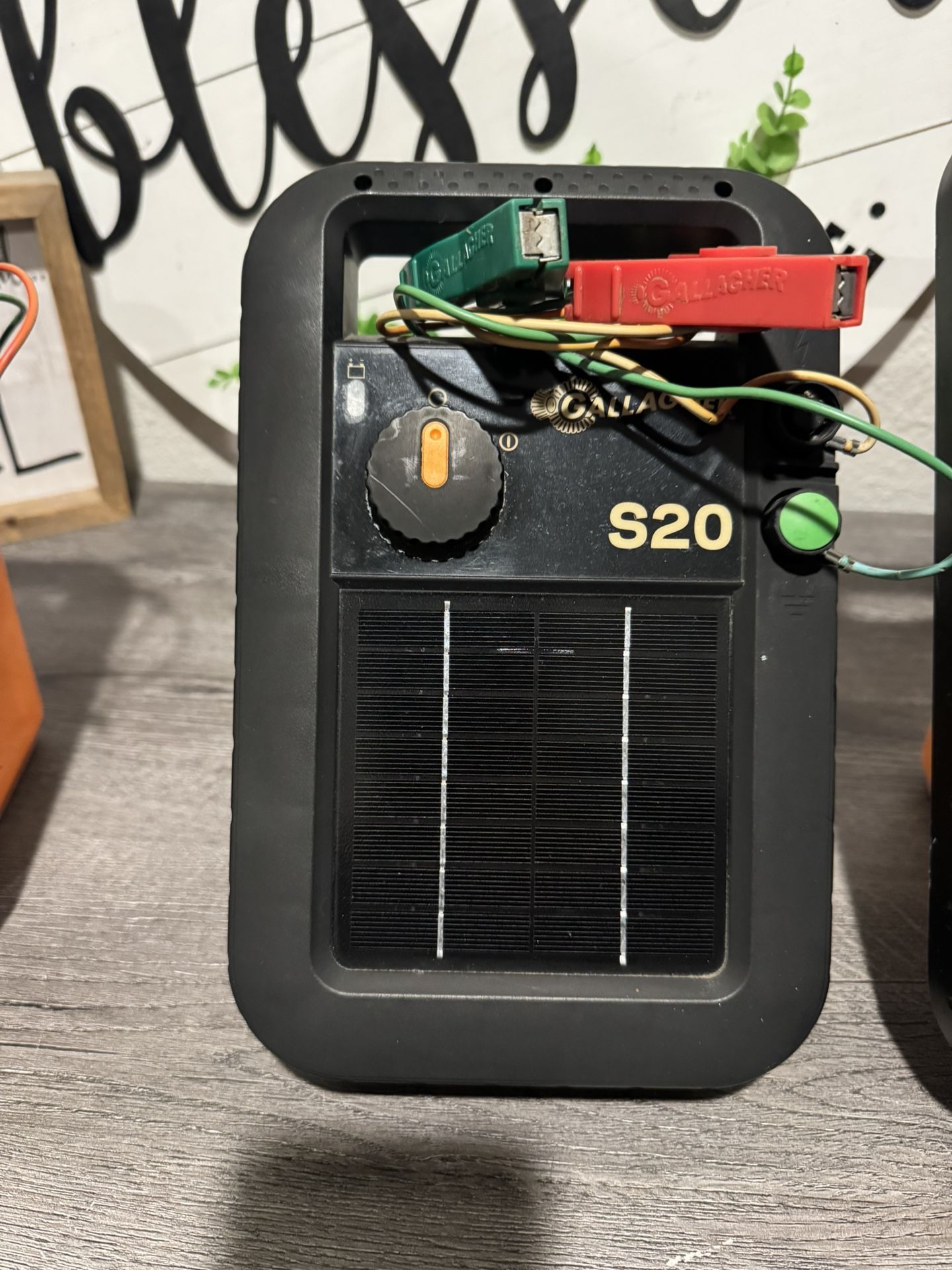 Gallagher S20 6 V Solar-Powered Fence Energizer (contact info removed)00 sq ft Black/Orange