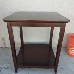 Table Wooden 26w×31h"  Precio firme$25!