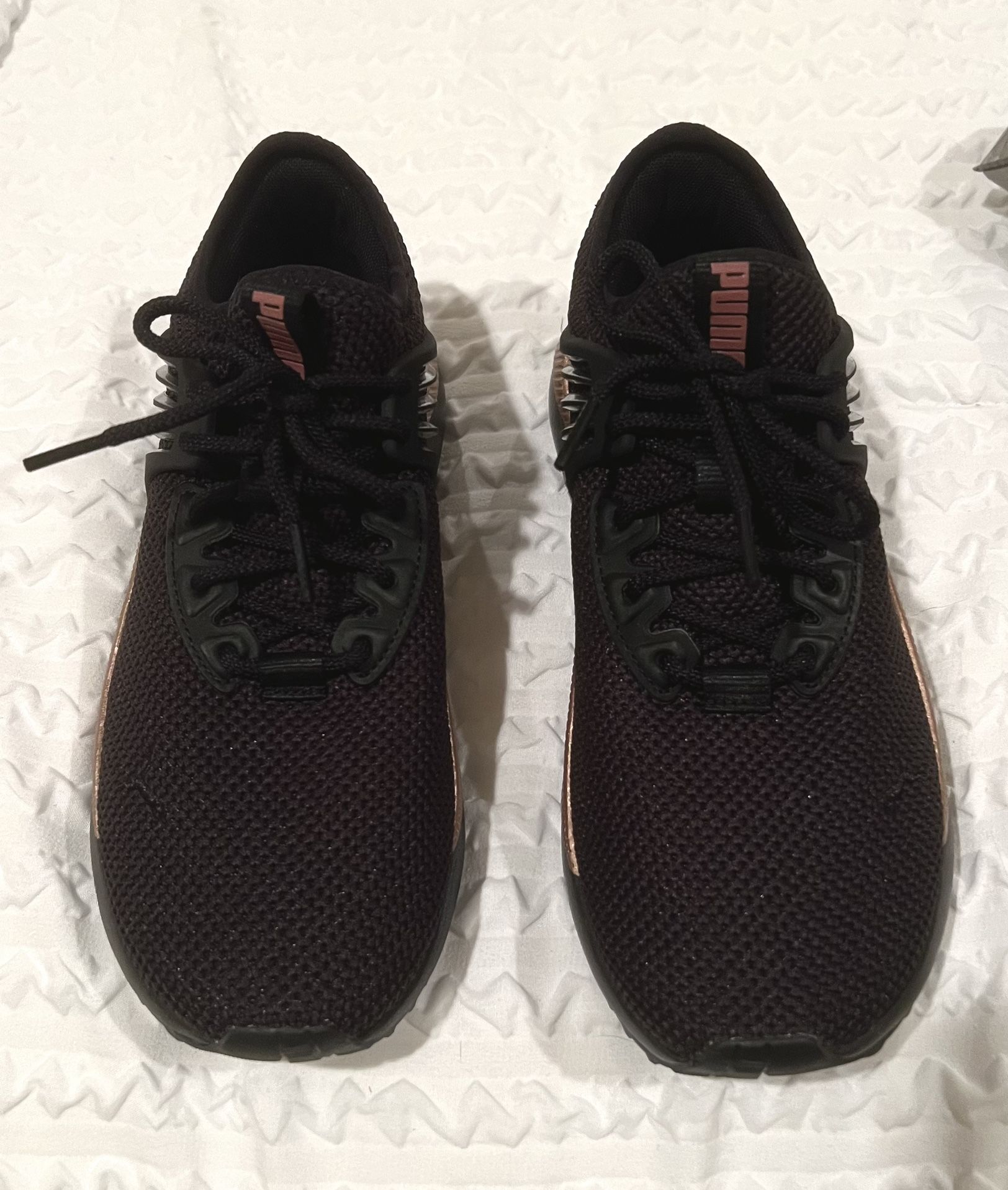 Women’s size 7 pumas