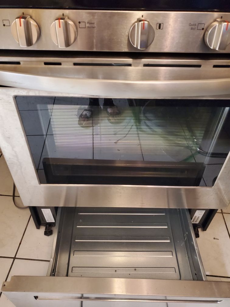Frigidaire 30" Convection Gas Range โจ
Cook like a pro with powerful gas burners and even convection baking for perfectly delicious meals every time!