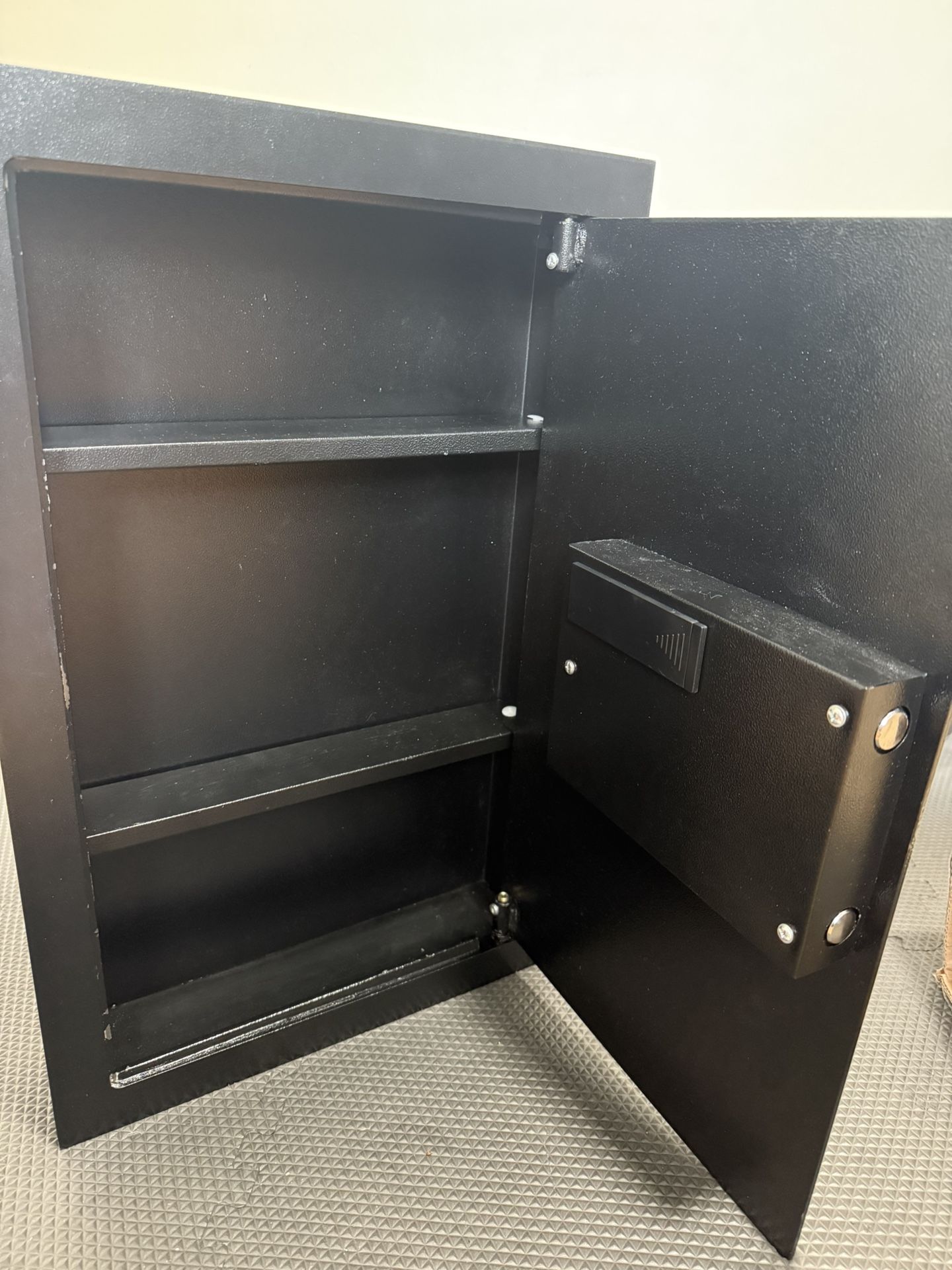 Solid Wall Safe Toleblid