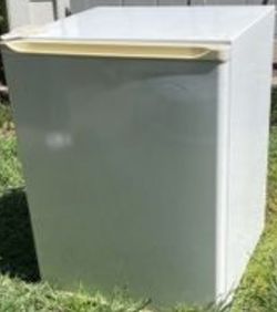 Mini Fridge With Mini Freezer 