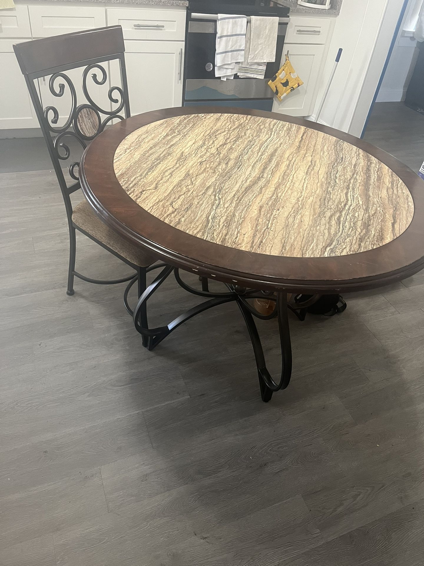 Round kitchen patio table 40” w 4 matching chairs $99