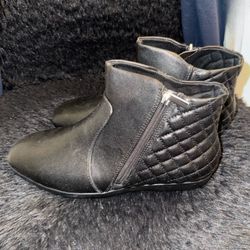 NEW Ladies Comfortview Flat Ankle Boots, size 11W