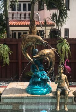 Fuente de Delfines de Bronze