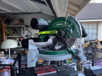 New YUMARK 255C miter saw has an 1800W motor and operates at 120V. This green and silver power tool includes a 255mm blade with a 40T tooth count. It