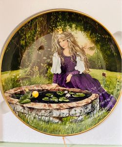 This image shows a vintage 1983 Kaiser Porcelain "The Frog King" collector plate from the Classic Fairy Tales series, featuring artwork by Gerda Neuba