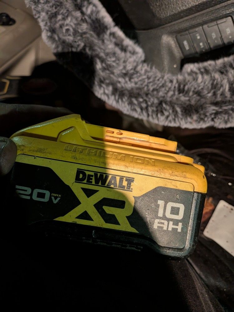 DeWalt 20 V 10AH Lithium ion Battery W/ Charger 