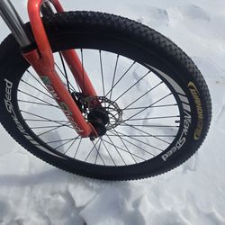 montaña 26inches(MTB) de color rojo diseñada para uso urbano y terreno