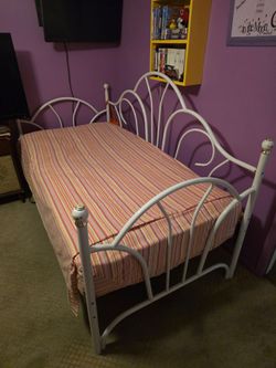 White Metal Twin Bed Frame with Trundle Bed