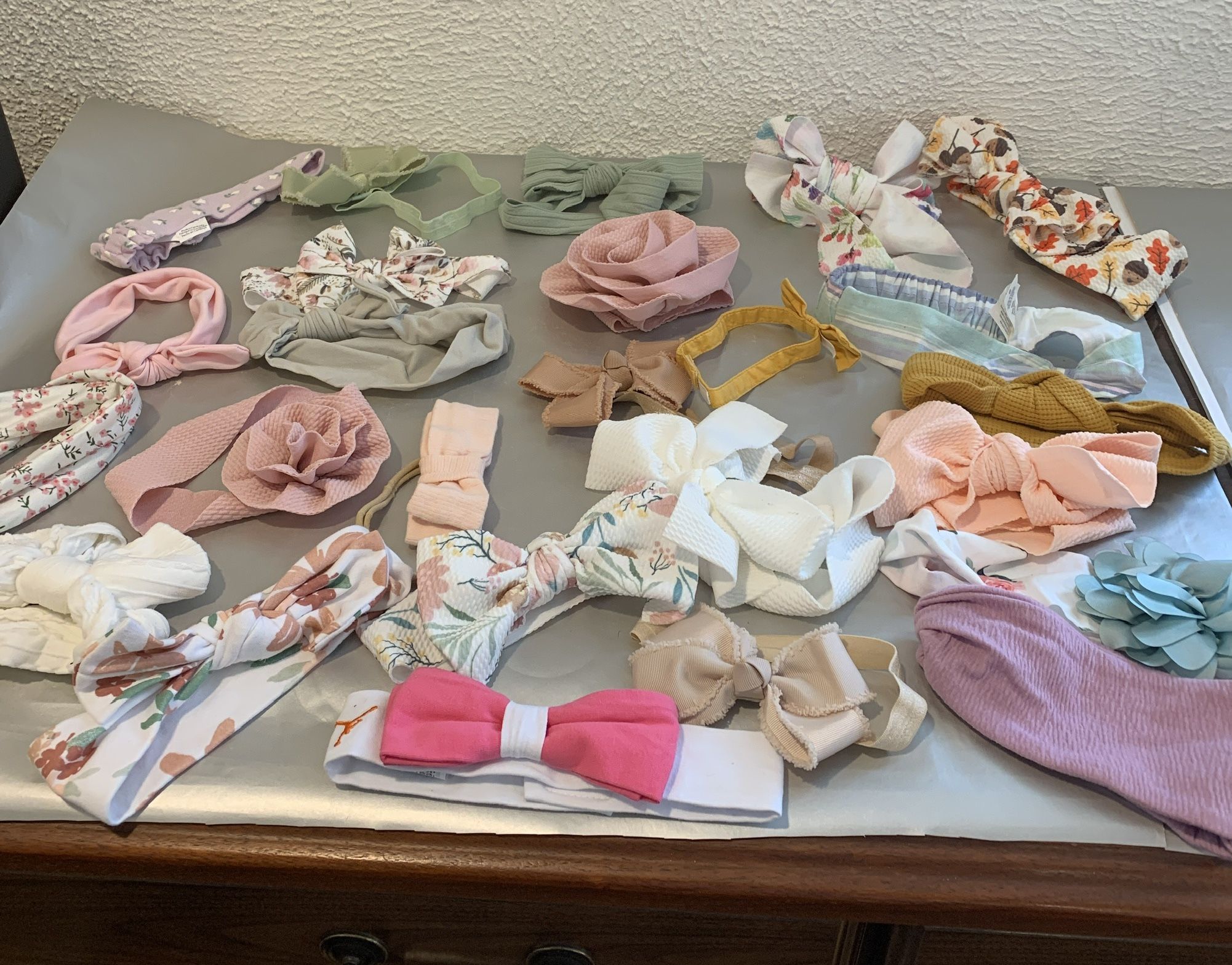 A Collection Of 25 Headbands For Babies An Toddlers, Beautiful Colors With Bows , Like New If you see it here , it is available Local pick up or shi