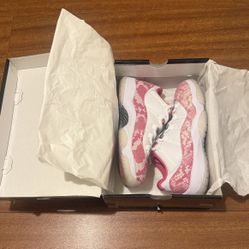 Jordan 11 retro lows pink snake skin size 8.5W