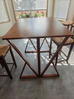 Breakfast table and two stools