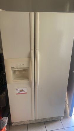 Super clean Kenmore Fridge !!!