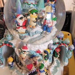 Musical Waterglobe/Snow Globe