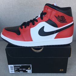 Jordan 1 Mid Chicago Toe 