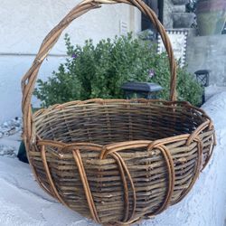 Large Round Hand Woven Basket W/Handle