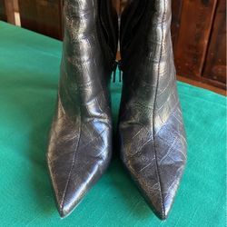 Nine West textured size 8 and zippered 18 inch tall pair of ladies boots like new